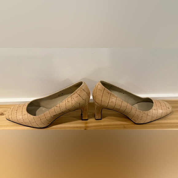 Etienne Aigner Tan Heels with Crocodile Texture Size 8.5 - Picture 2 of 10